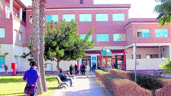 Oncología en el Hospital de Poniente, la unidad que sigue en el aire tras veinte años de promesas