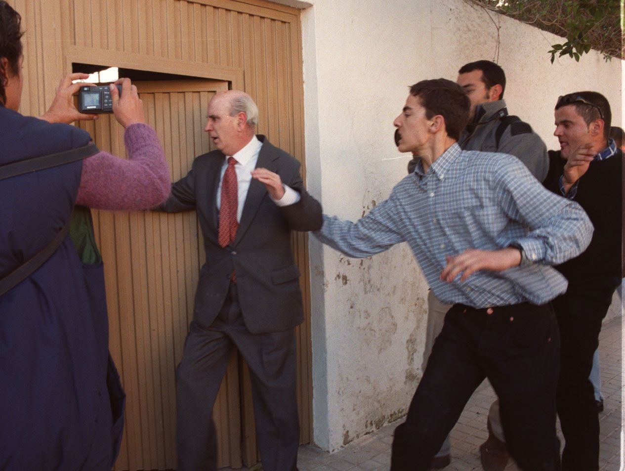 El entonces subdelegado del Gobierno, Fernando Hermoso, buscando refugio.