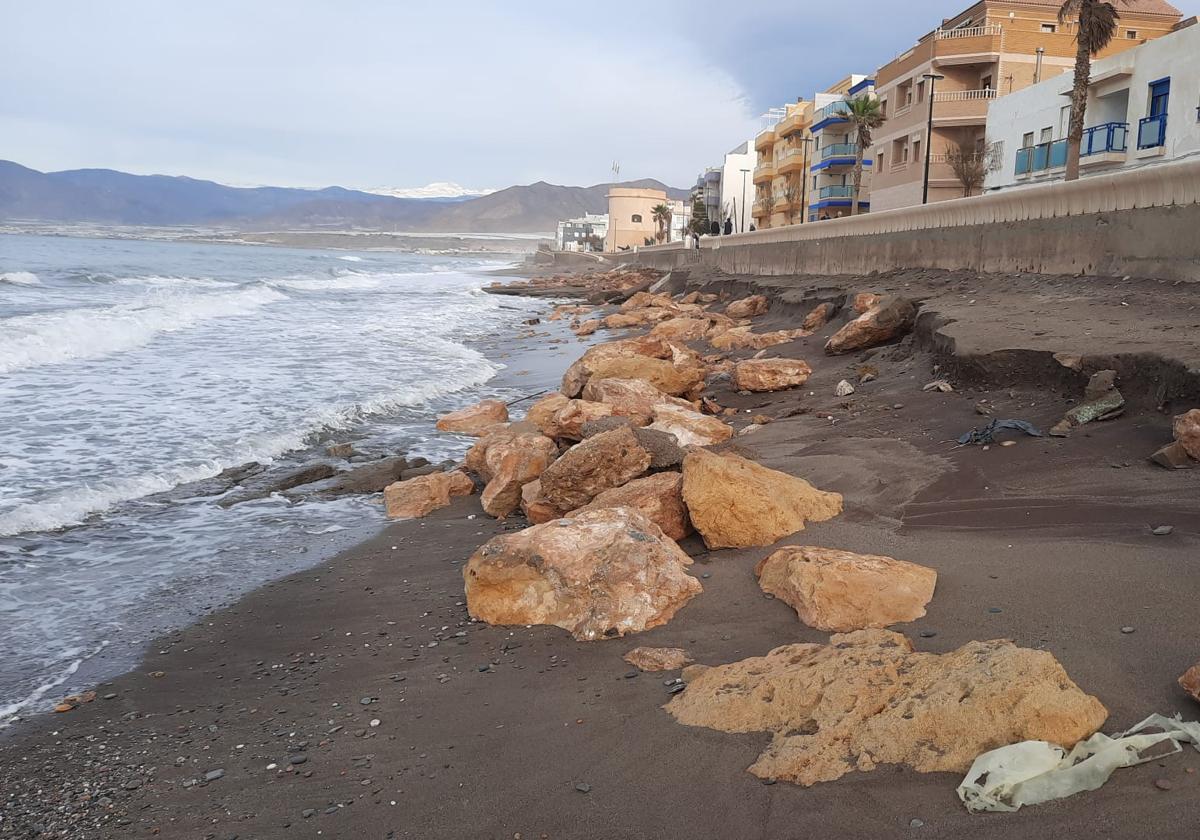 Con sombrillas y toallas: así protestarán los balermeros por su playa a la puerta de la Subdelegación de Almería