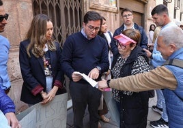 Manifestación a las puertas de Subdelegación para reclamar una solución urgente al grave problema de erosión de la Playa