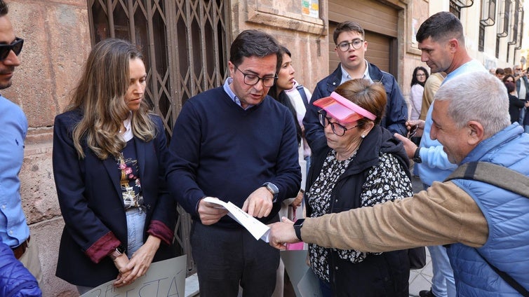 Manifestación a las puertas de Subdelegación para reclamar una solución urgente al grave problema de erosión de la Playa