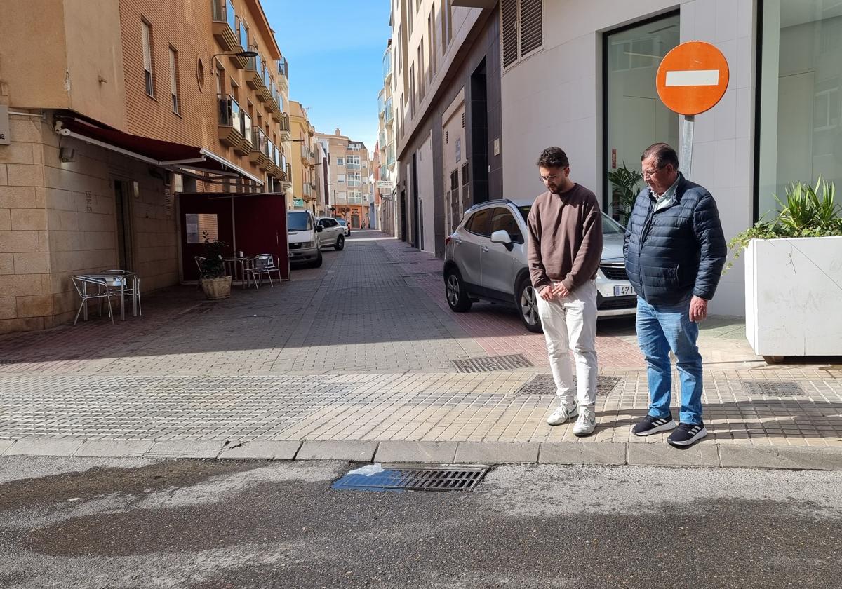 El secretario general del PSOE de El Ejido, José Miguel Alarcón, y el secretario general de Juventudes Socialistas de El Ejido, Federico Galdeano.