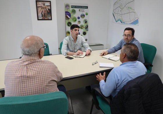 El Ejido refuerza el control de mosquitos y recuerda medidas de prevención a vecinos y negocios