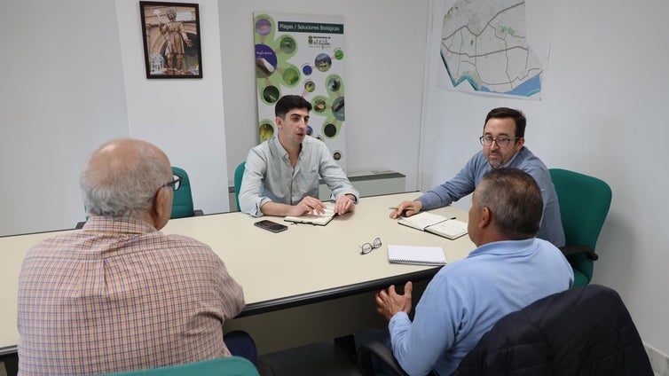 El Ejido refuerza el control de mosquitos y recuerda medidas de prevención a vecinos y negocios