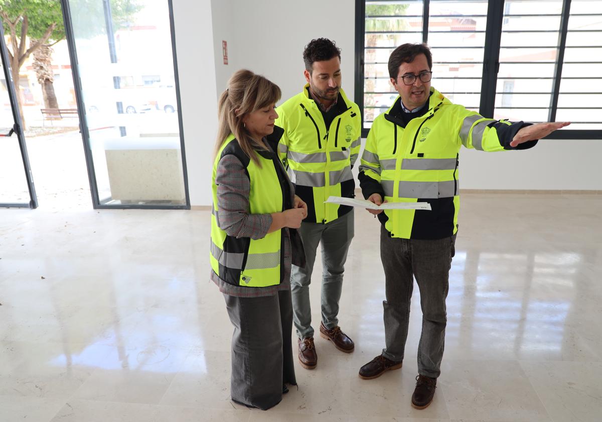 Francisco Góngora supervisa las obras del Centro de Mayores.