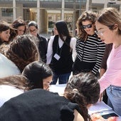 Varias mujeres se interesan por las actividades culturales.