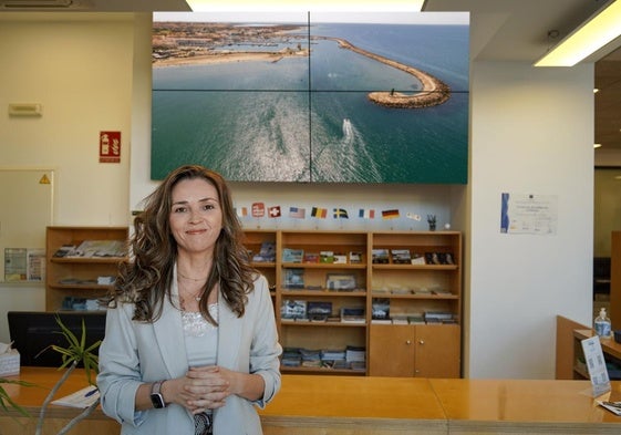 La concejala, María Herminia Padial, en el Área de Turismo del Ayuntamiento de El Ejido.