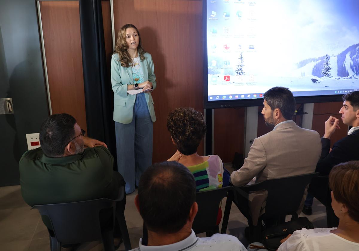 La concejala de Turismo y Comercio afirmó que «El Ejido aportará su experiencia y potencial turístico».