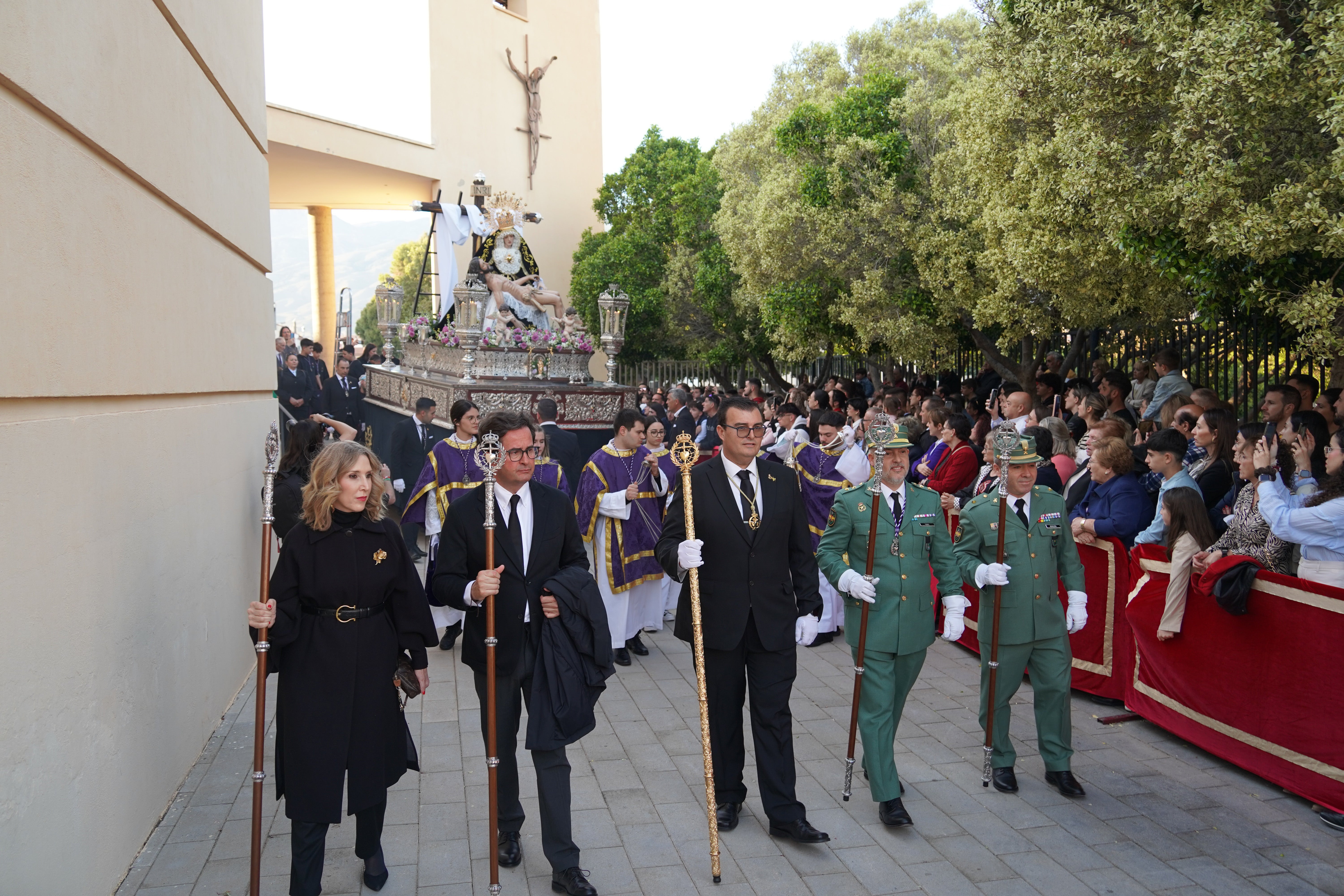 Nuestra Señora de Las Angustias y el Cristo de la Buena Muerte, en procesión