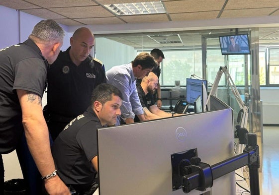 El alcalde de El Ejido, Francisco Góngora, y varios agentes de Policía Local ven las incidencias en el municipio.