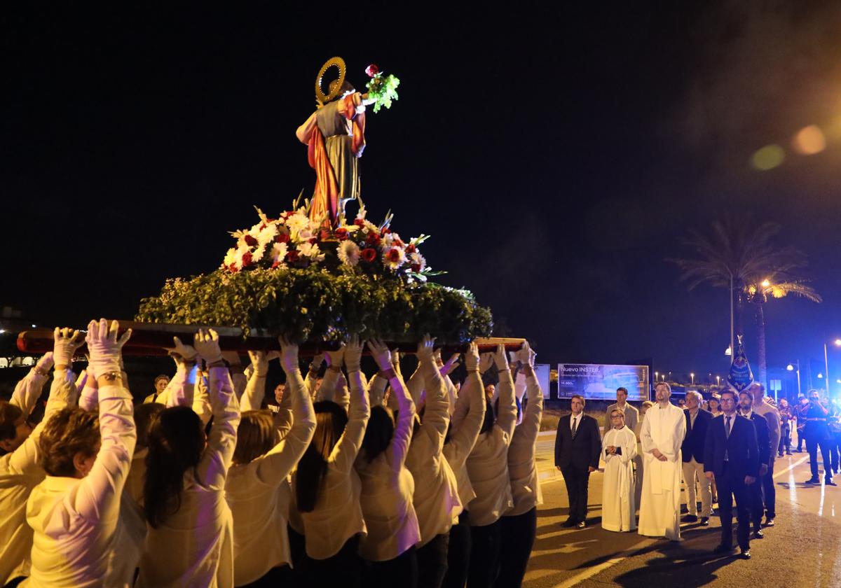 La procesión recorrió distintas calles del municipio.