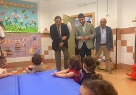 El delegado de Desarrollo Educativo y FP y el concejal de Educación de El Ejido visitan el centro.
