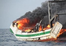 Rescatados tres tripulantes tras incendiarse y hundirse un pesquero cerca de Almerimar