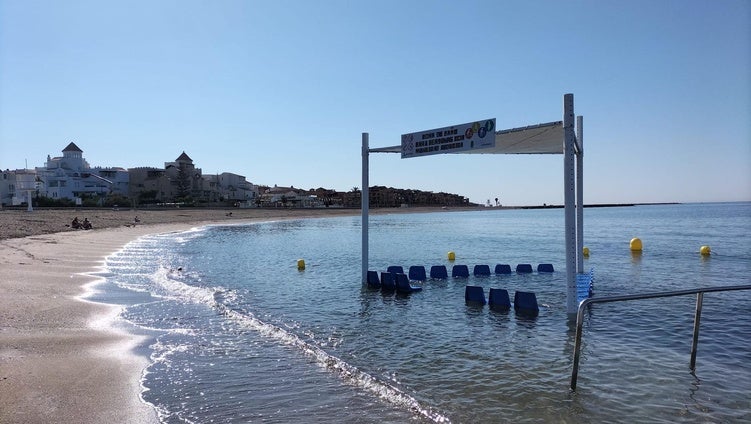 Finalizan los trabajos de instalación de la nueva zona de baño en Playa de Levante