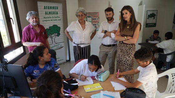 Francisco Bellido visita las sedes de Down El Ejido y de AFAMMER