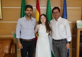 Natalia Álvarez junto a Javier Rodríguez y Francisco Góngora.