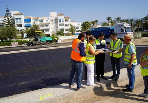 El alcalde supervisa los trabajos que se están desarrollando en este espacio de Almerimar.