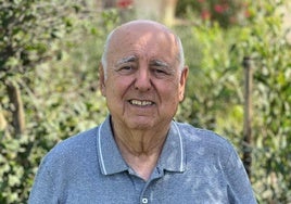 José Fresneda posa para IDEAL en uno de los jardines de Guardias Viejas, en el municipio ejidense.