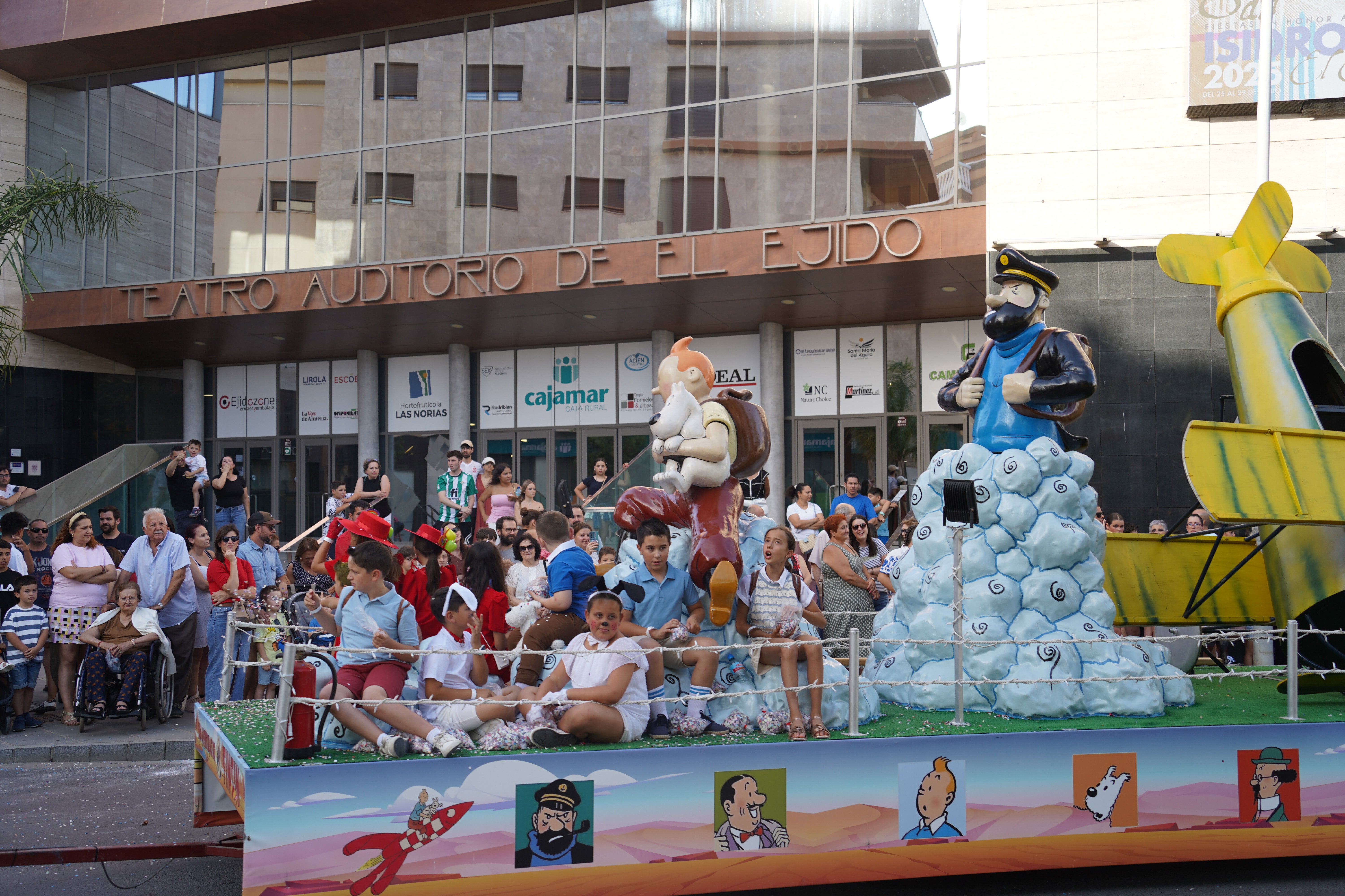 Animales divertidos y dibujos animados por la Batalla de Flores de San Isidro, en imágenes