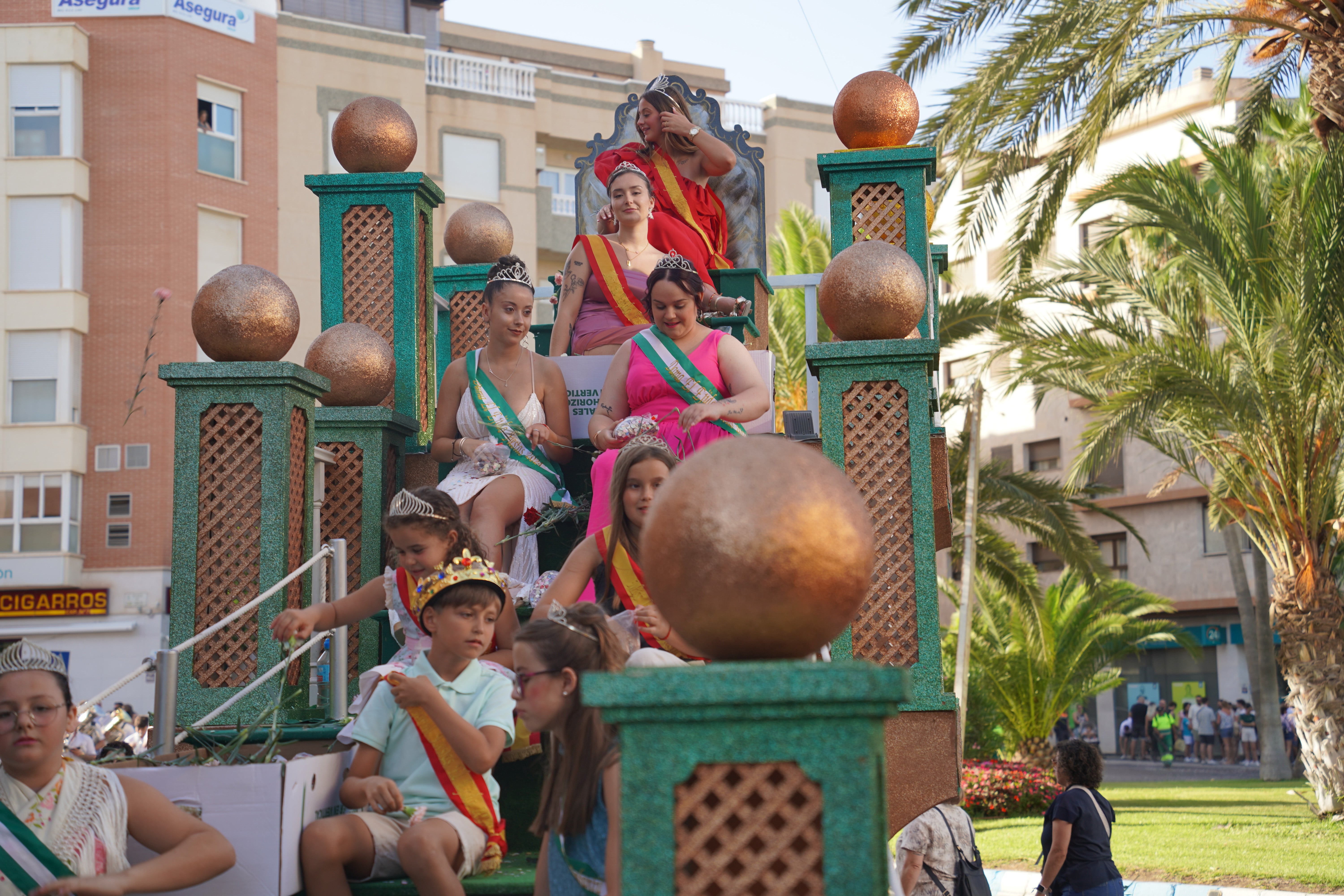 Animales divertidos y dibujos animados por la Batalla de Flores de San Isidro, en imágenes