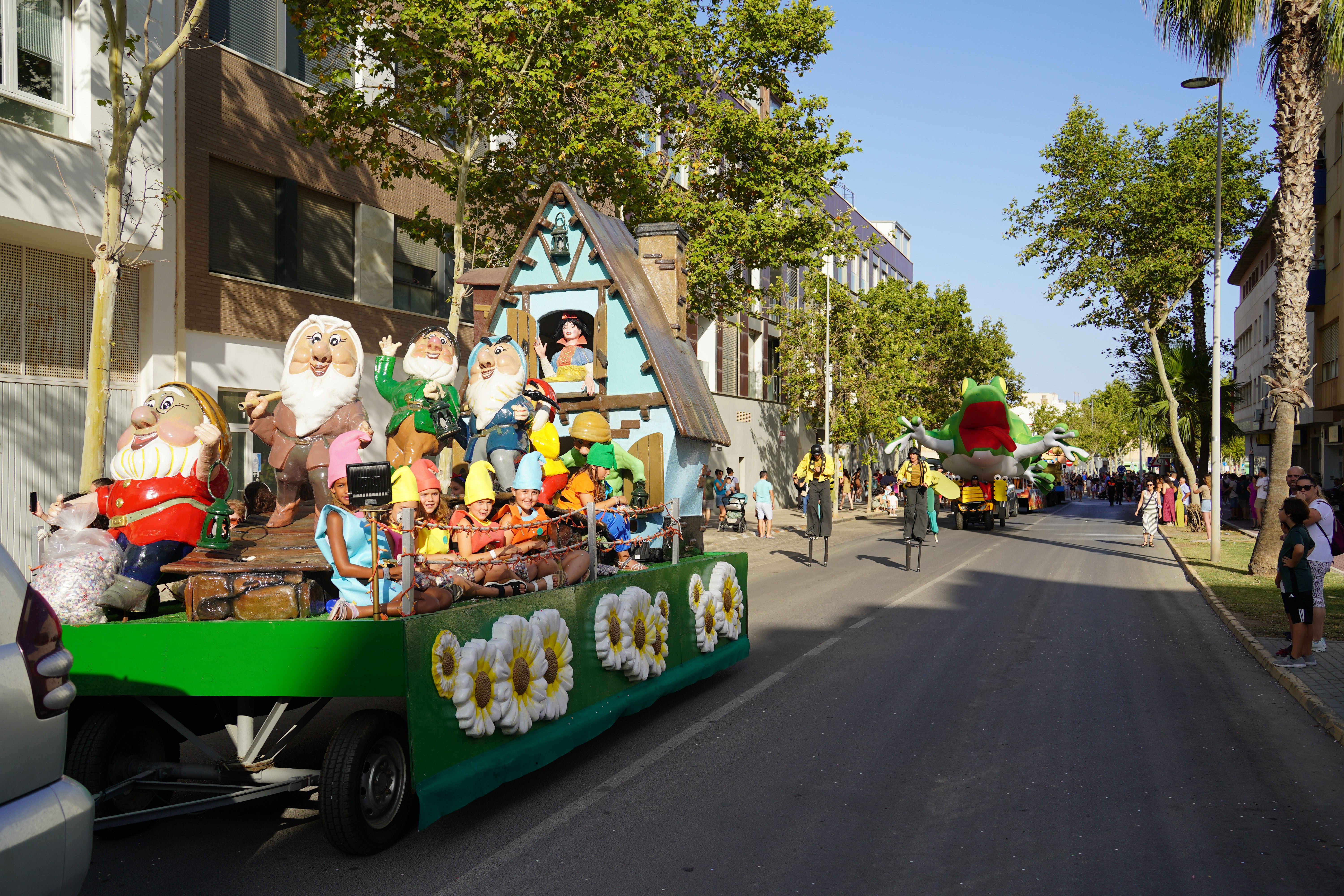Animales divertidos y dibujos animados por la Batalla de Flores de San Isidro, en imágenes