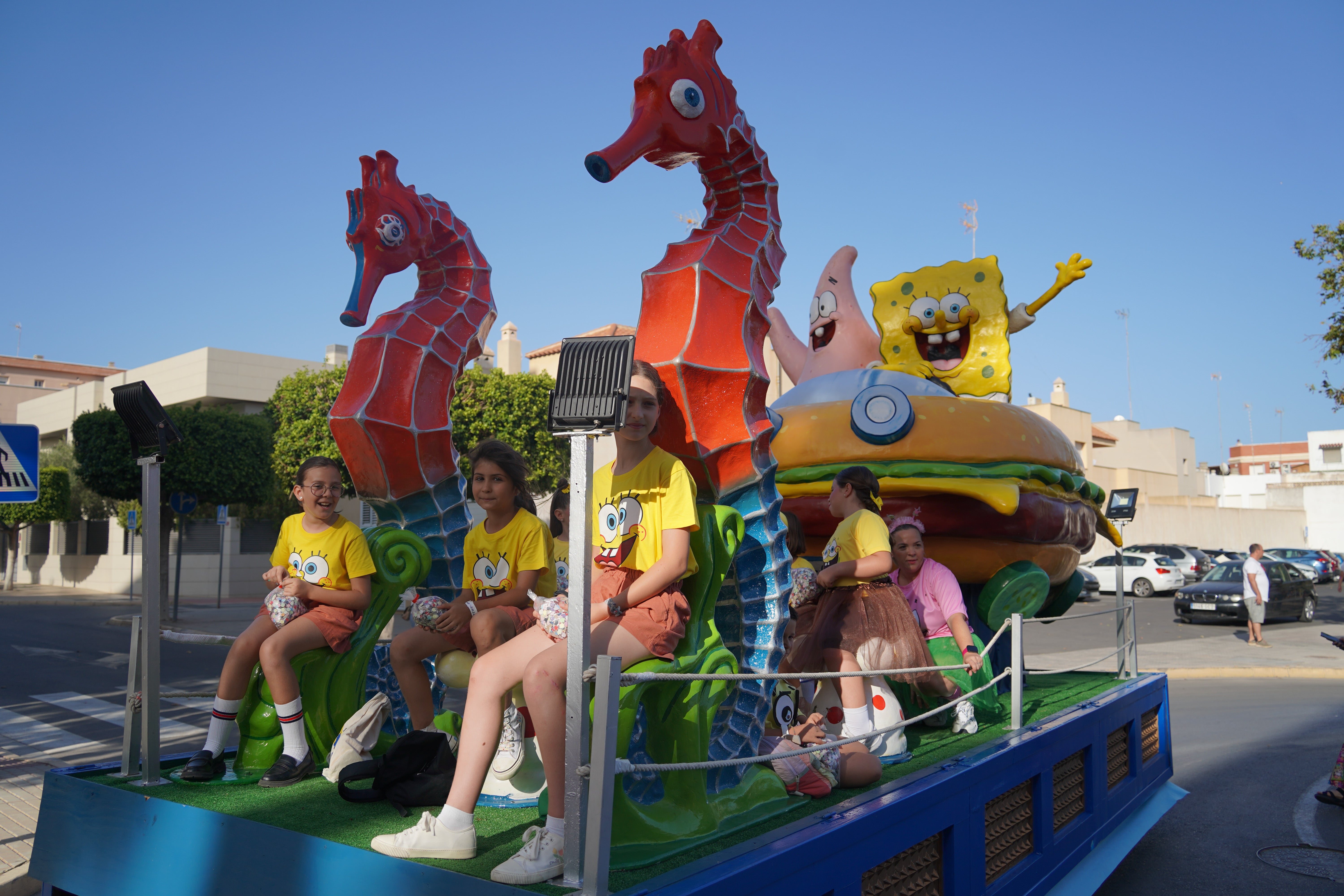 Animales divertidos y dibujos animados por la Batalla de Flores de San Isidro, en imágenes
