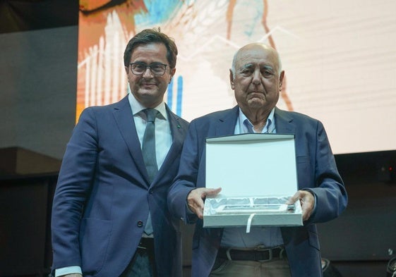 Pepe Fresneda recibe un obsequio del Ayuntamiento por parte de Francisco Góngora.