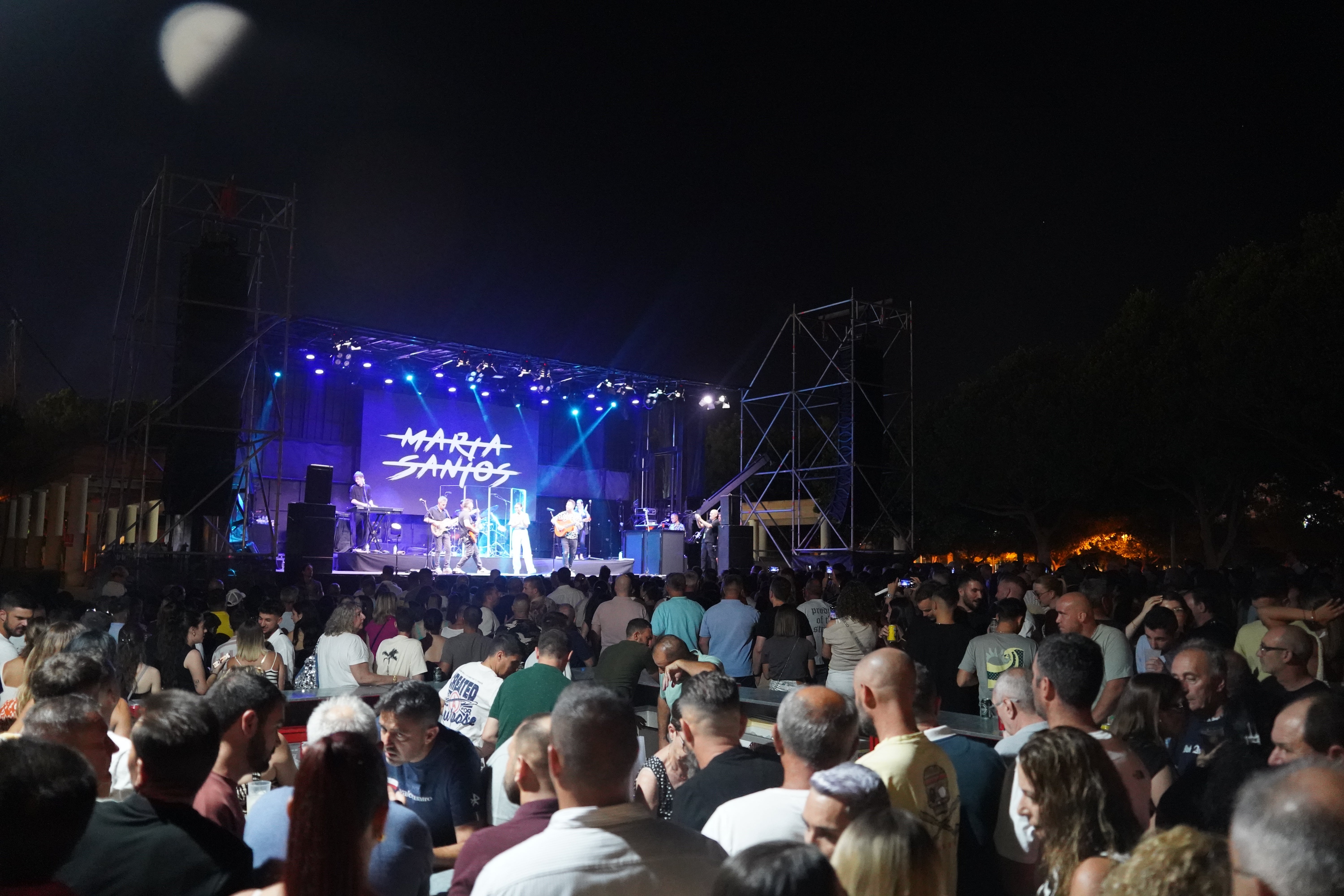 Marta Santos pone ritmo a las Fiestas de San Isidro con su estilo, en imágenes