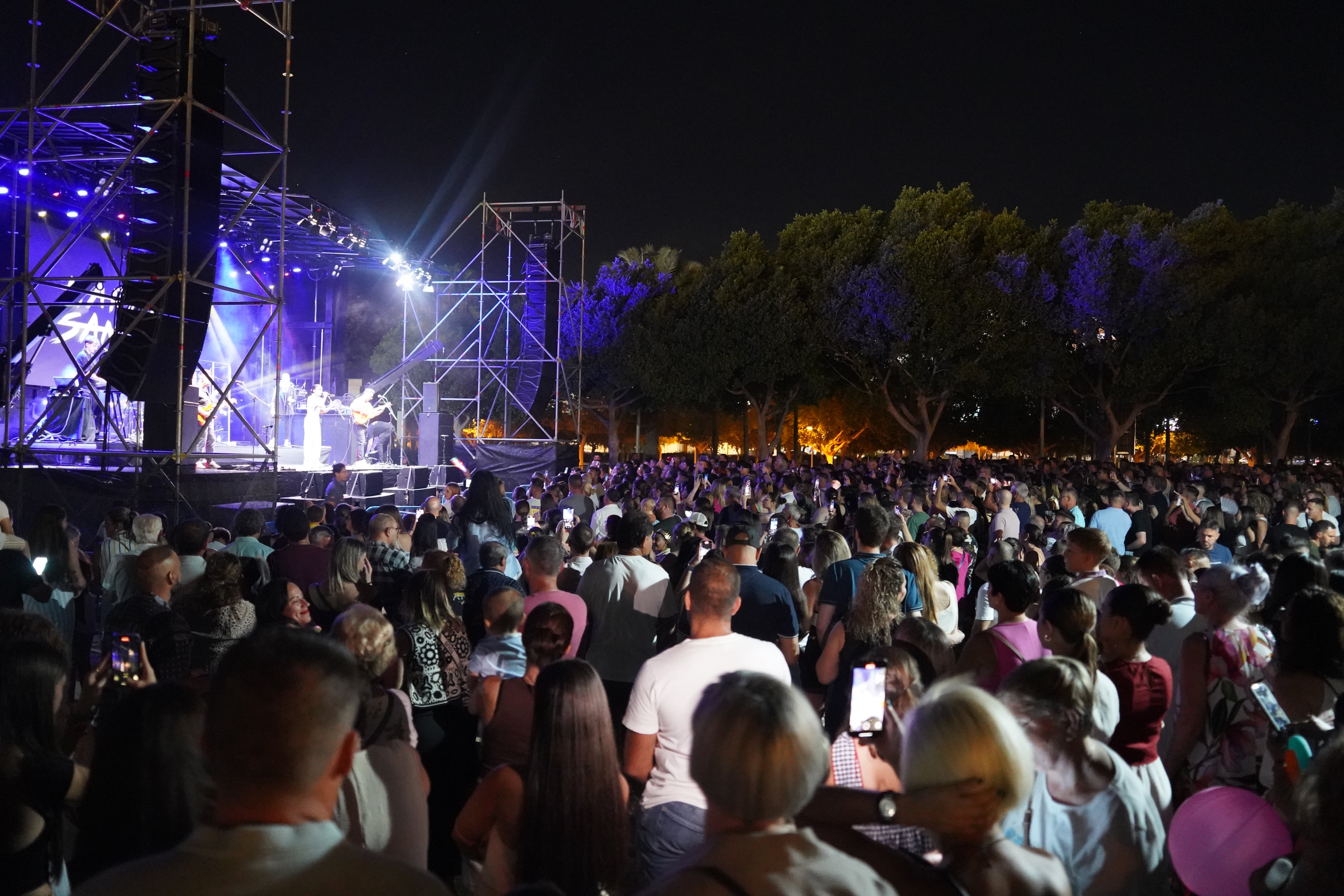 Marta Santos pone ritmo a las Fiestas de San Isidro con su estilo, en imágenes