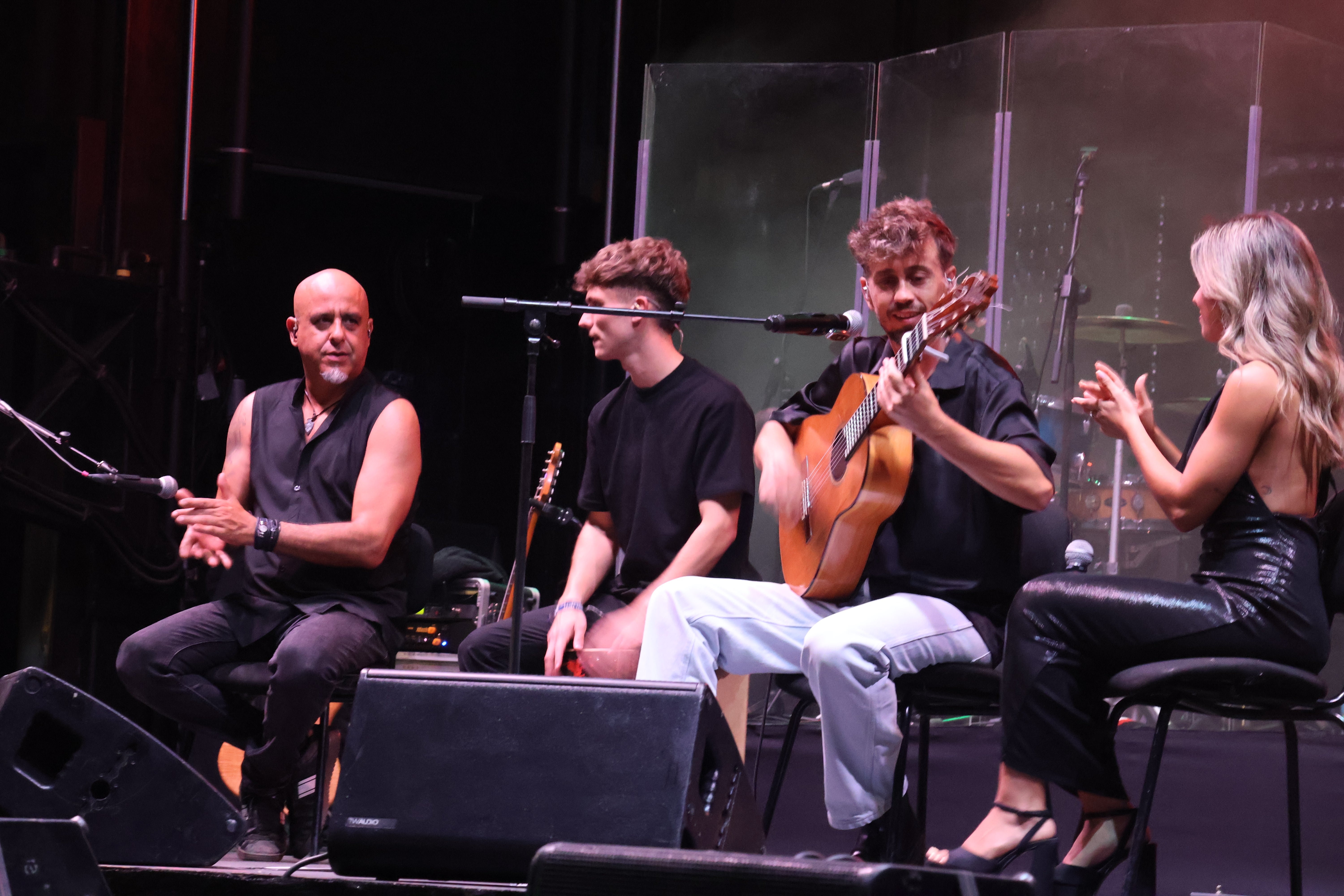 El artista Juanlu Montoya engancha al público ejidense