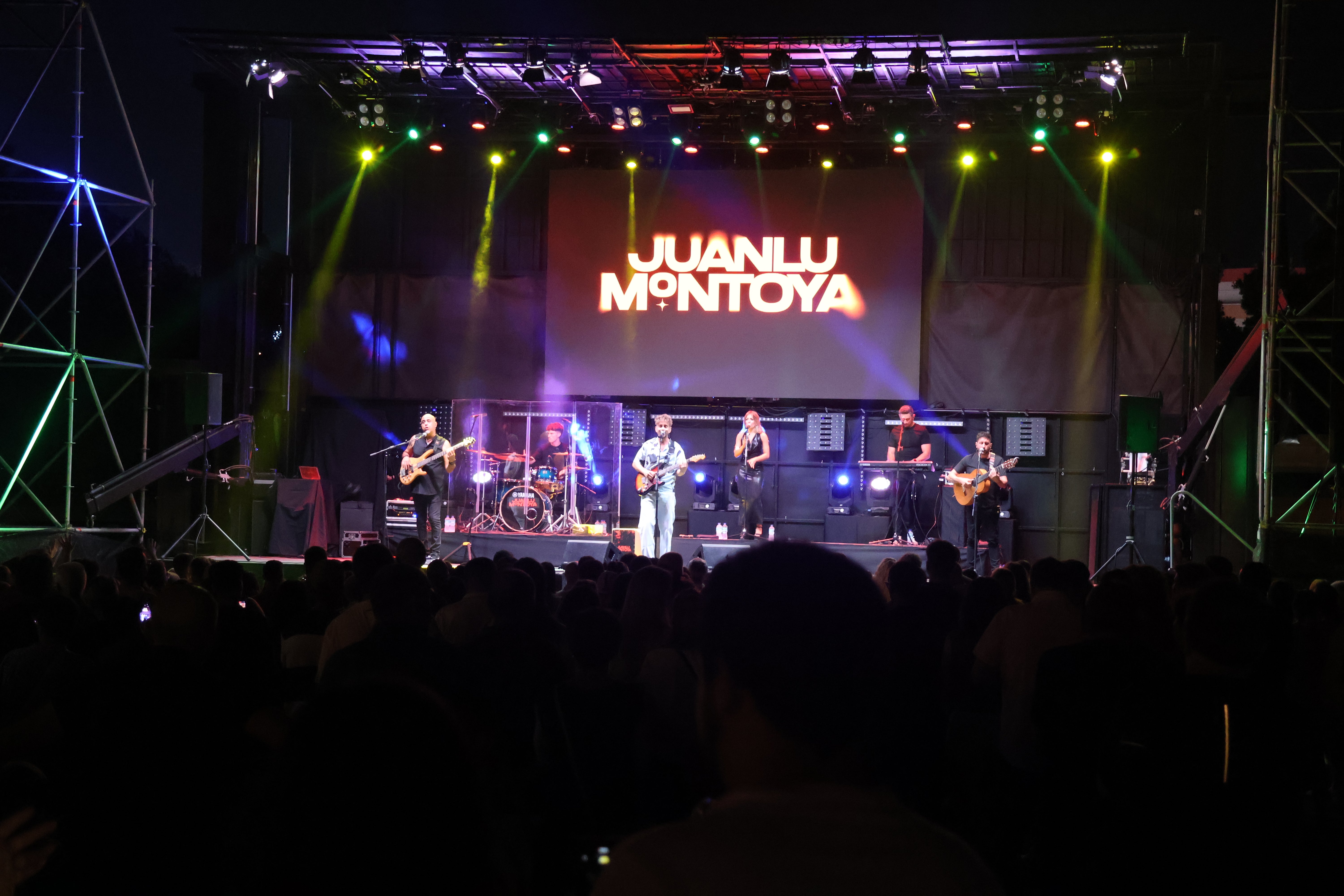 El artista Juanlu Montoya engancha al público ejidense