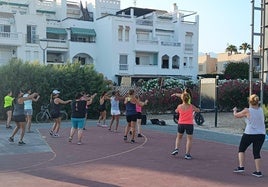 Una sesión de gimnasia al aire libre en el municipio.