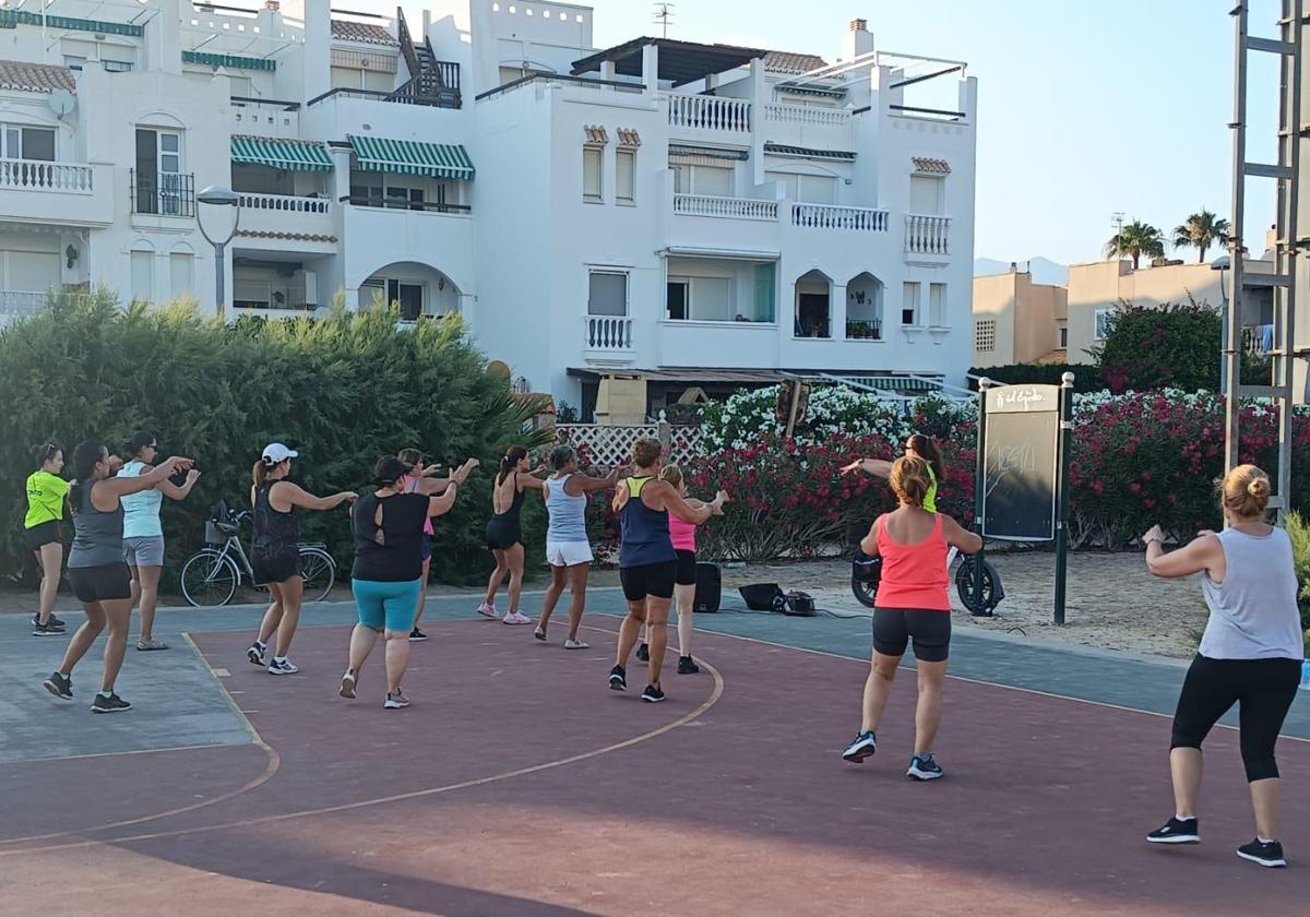 Una sesión de gimnasia al aire libre en el municipio.