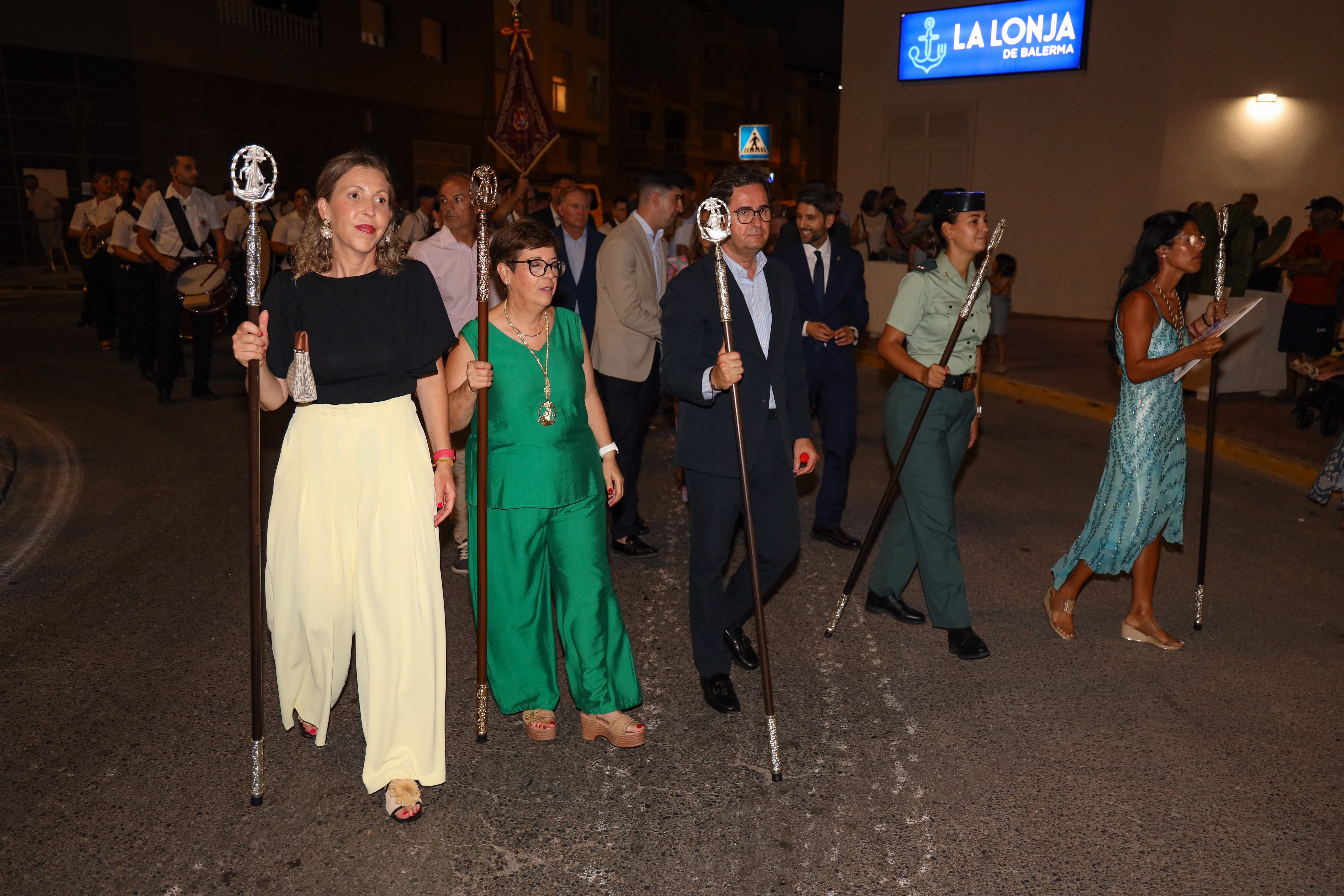 La Virgen del Carmen se echa a la mar en Balerma arropada por los fieles