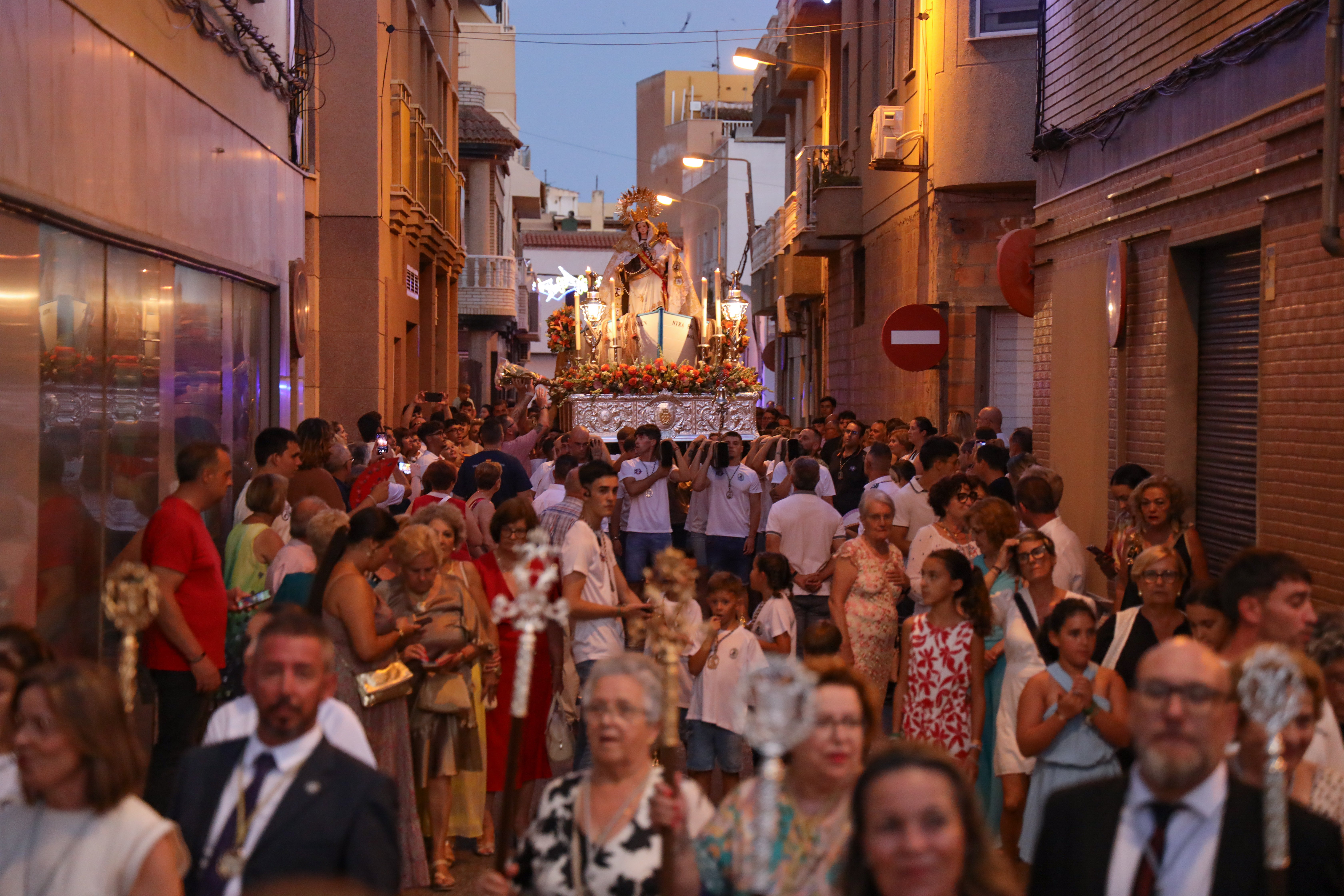 La Virgen del Carmen se echa a la mar en Balerma arropada por los fieles