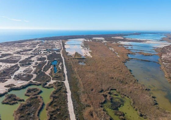 Punta Entinas - Sabinar es un paraje natural relevante en la provincia.