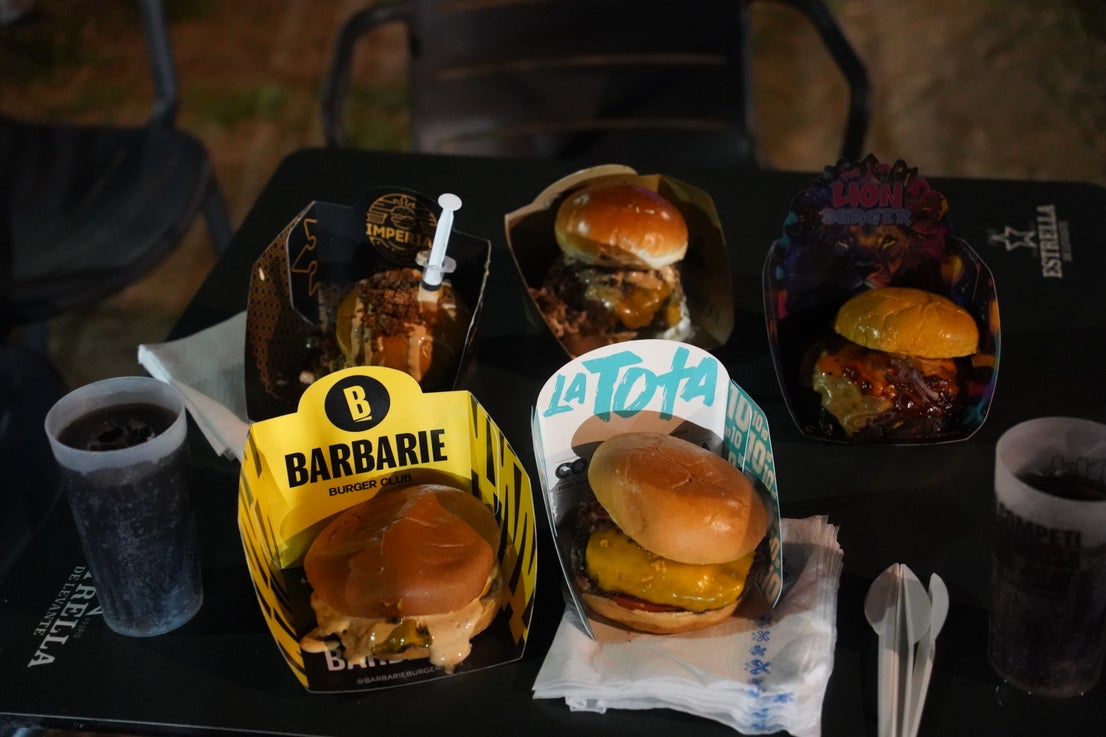 Los mejores foodtrucks de hamburguesas llevan en el Campo de Rugby de Almerimar