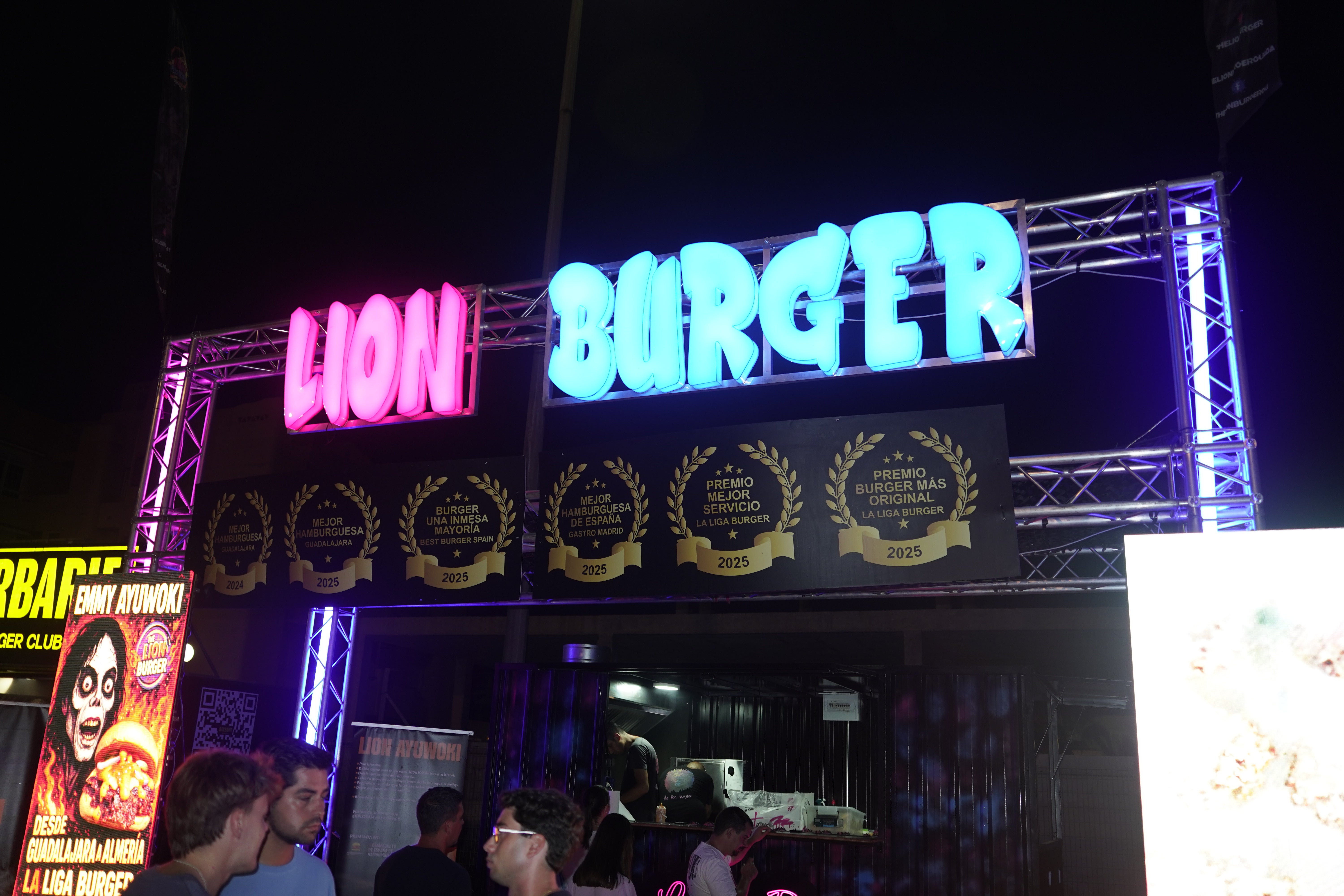 Los mejores foodtrucks de hamburguesas llevan en el Campo de Rugby de Almerimar