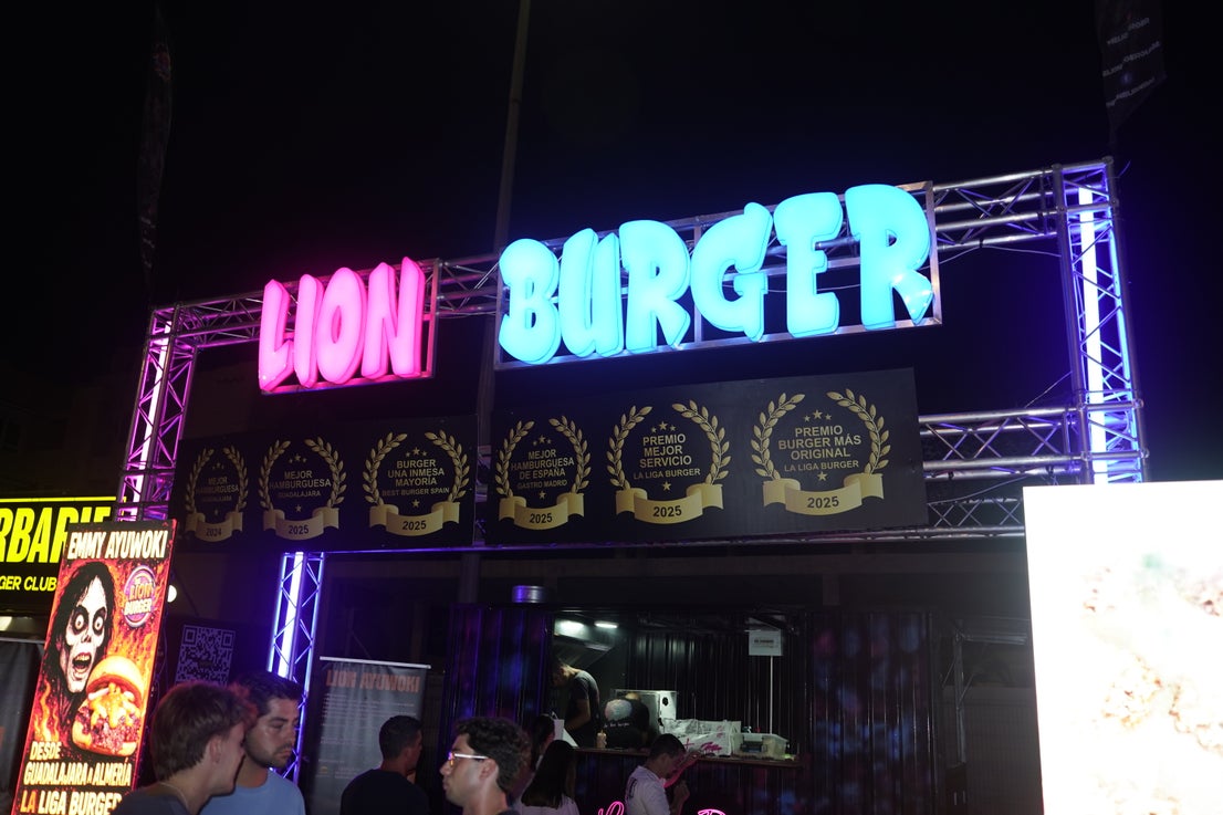 Los mejores foodtrucks de hamburguesas llevan en el Campo de Rugby de Almerimar