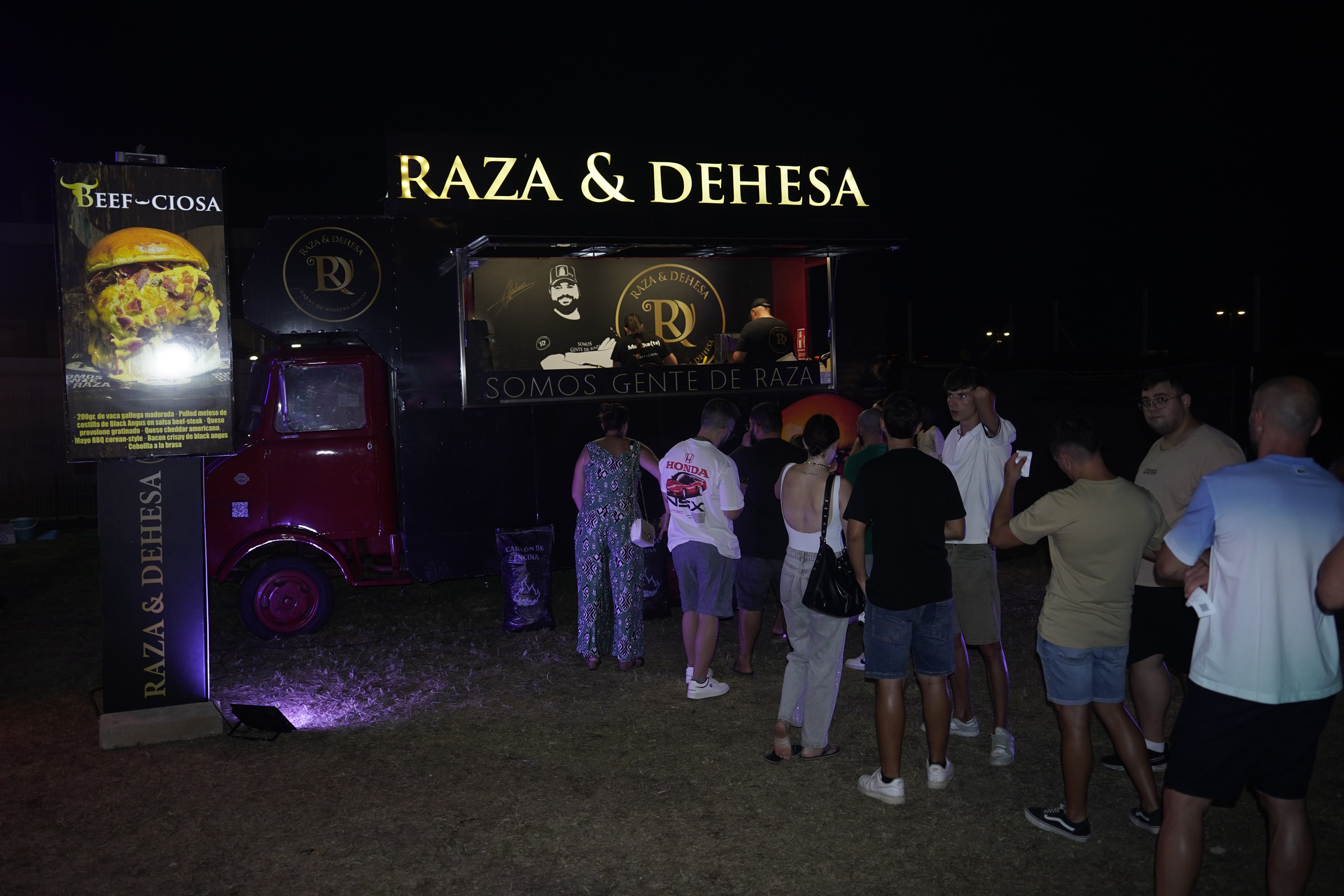 Los mejores foodtrucks de hamburguesas llevan en el Campo de Rugby de Almerimar