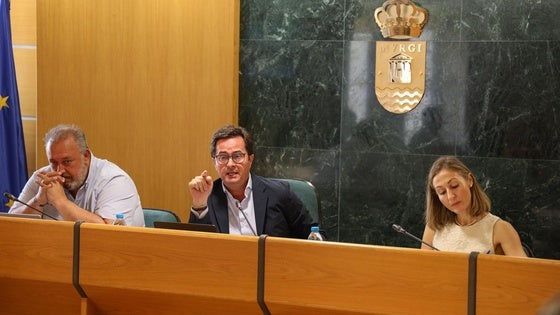El Pleno de El Ejido aprueba la actualización de la ordenanza en turismos y taxis que incorpora mejoras