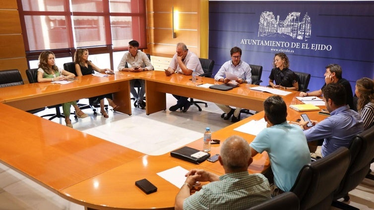 El Ayuntamiento de El Ejido estudia «acciones legales» contra Vox por el polémico cartel: «Solo le interesa la provocación y la crispación»