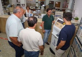 El alcalde de El Ejido, Francisco Góngora, revisa el nuevo sistema de pago de autoservicio.