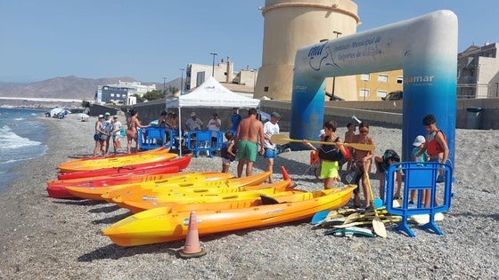 El IMD anima a disfrutar del mar y el deporte en Balerma con el Día de la Piragua
