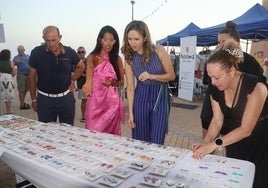 La edil María Hermialia Padial visita los puestos del mercado.