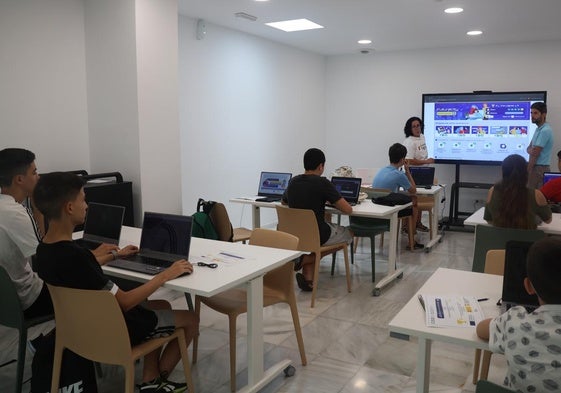 El concejal de Juventud y Educación, Javier Rodríguez, asiste a una de las jornadas en el municipio.