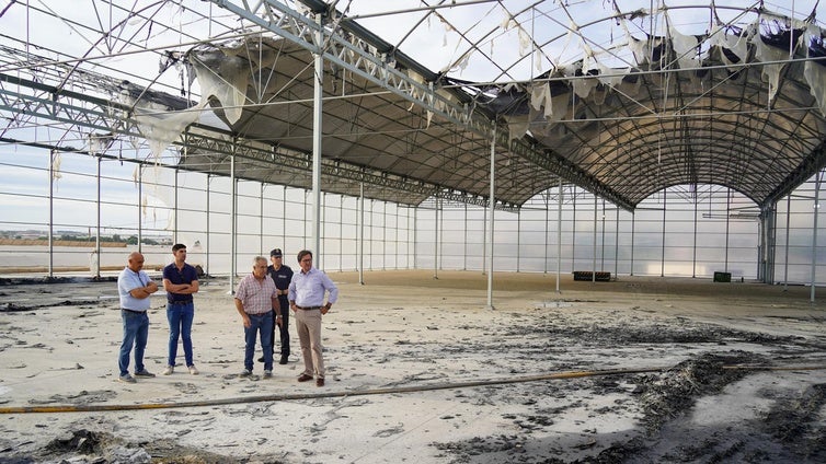Extinguido el incendio en la nave de la empresa de envases 'Vicente Pérez' en Las Norias