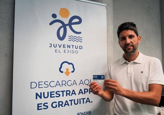El concejal de Educación muestra la aplicación 'Juventud El Ejido'.