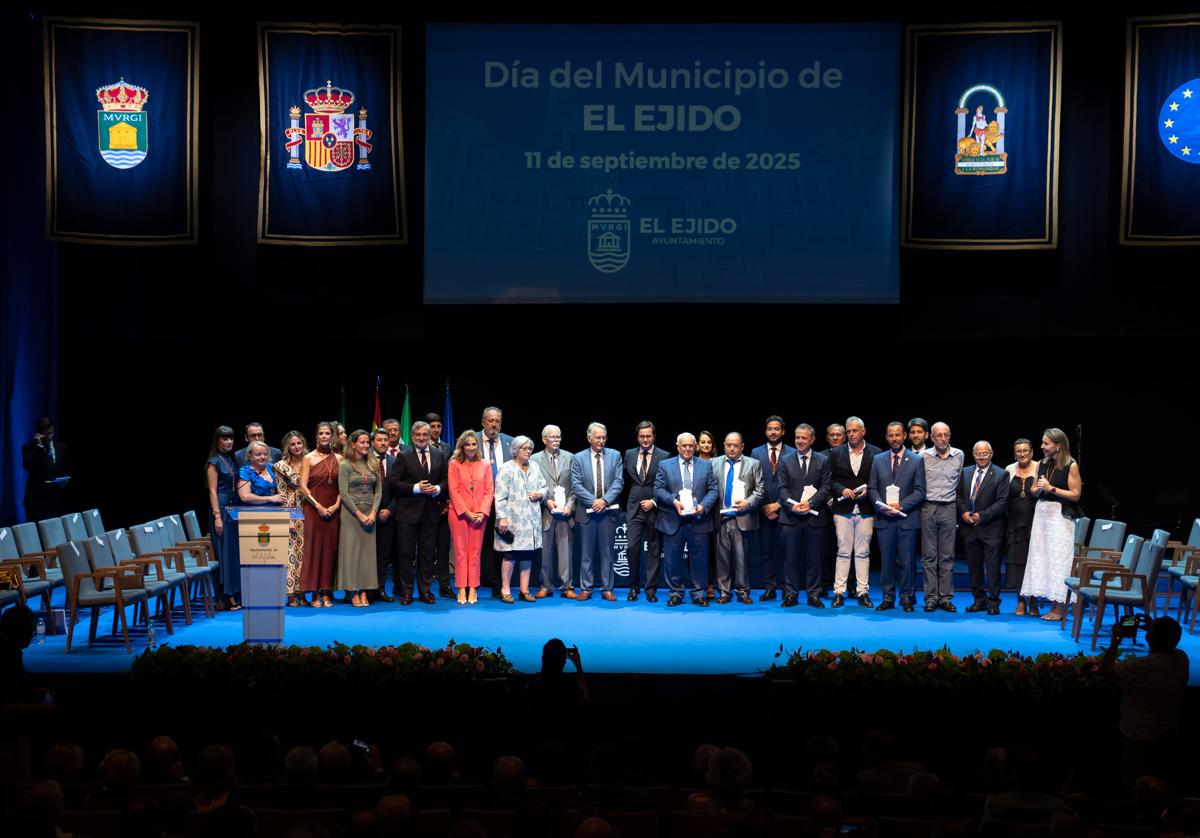 El Ejido celebra 43 años de independencia con una noche para el recuerdo