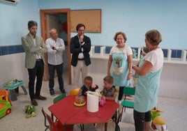 El alcalde de El Ejido, Francisco Góngora, y el concejal de Educación, Javier Rodrígez, visitan un centro educativo.